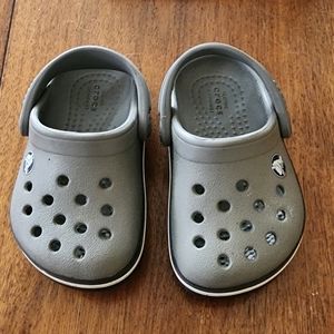Gray crocs with navy & white band toddler size 4. Good used condition.